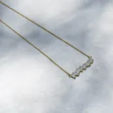 Cadena dorada con dije de zirconias rectangulares.