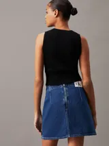 Musculosa negra de lyocell de canalé con cuello redondo y logo de Calvin Klein en el pecho.