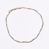 Gargantilla corta de eslabones dorados con cuentas facetadas en tonos verdes y grises, intercaladas con pequeños espaciadores cilíndricos dorados.