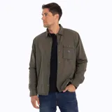 Sobrecamisa Merrell color verde oliva, confeccionada en algodón suave y resistente. Cuenta con cuello clásico, cierre frontal con botones a presión, bolsillo de parche en el pecho izquierdo con etiqueta de la marca y puños con botón.