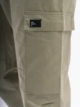 Pantalón cargo negro con bolsillos laterales con solapa, corte recto y cintura elástica.