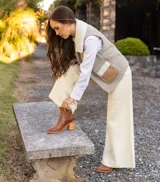 Bota corta de cuero vacuno color negro, con elástico lateral, taco de madera y punta fina.