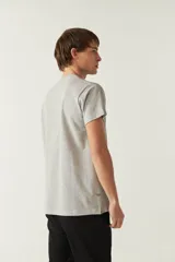 Remera gris de algodón con cuello redondo y logo bordado en el pecho.