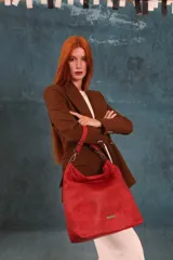 Cartera bandolera color marrón, confeccionada en símil cuero con textura. Tiene dos divisiones internas, asa corta fija y correa larga regulable.