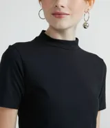Remera corta negra de algodón con cuello alto y mangas cortas.