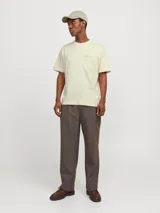 Camiseta color crema de manga corta y cuello redondo con calce holgado. Estampa en la espalda con print de goma de tacto suave.