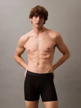 Pack de tres bóxers largos Calvin Klein Ultra Soft Modal, confeccionados en modal suave y elástico. Incluye un bóxer azul marino, uno gris y uno negro. Todos con cinturilla elástica con logo Calvin Klein en tono sobre tono.
