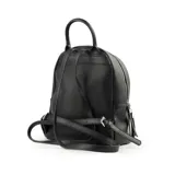 Mochila negra de cuero sintético con cierre superior y bolsillo frontal con cierre. Tiene un asa de mano y correas regulables para los hombros.