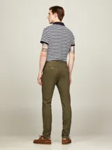 Pantalón chino verde oliva de corte slim y pierna recta, confeccionado en sarga de algodón elástico.