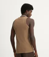 Musculosa de hombre color beige, de algodón acanalado, sin estampa y con cuello redondo.