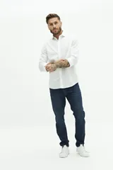 Camisa blanca de manga larga con fantasía, corte slim, mangas con botones y logo bordado.
