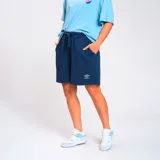 Short deportivo azul marino con cintura elastizada y cordón ajustable. Presenta el logo de Umbro en la pierna derecha y el escudo del Club Nacional de Football en la pierna izquierda.