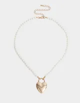 Collar corto de perlas blancas con dije dorado en forma de corazón con forma de candado.
