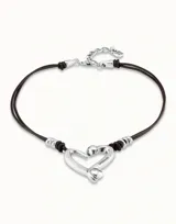 Collar Uno de 50 con doble cordón de cuero marrón y dije central de corazón plateado con forma de clavo.