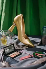 Zapato de tacón alto Ayla, color negro, con capellada, forro y plantilla 100% de cuero. Tacón de 9,5 cm.