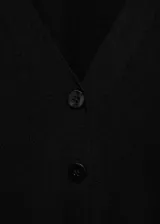 Cárdigan negro de tejido de punto fino con cuello en pico y cierre frontal con botones.