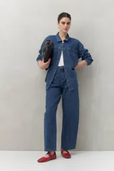Pantalón de jean azul de corte recto, con tiro alto y bolsillos laterales.