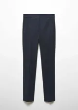 Pantalón negro de diseño crop, corte skinny y tiro medio. Cuenta con trabillas, dos bolsillos laterales, dos bolsillos de ribete en la parte posterior, cierre de cremallera y botón, y forro interior.