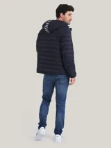 Campera acolchada Tommy Hilfiger, con capucha y cierre frontal. Diseño color block en azul marino, blanco y rojo.