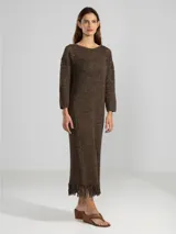 Vestido largo color crudo, tejido en punto abierto de algodón con lúrex y flecos en el ruedo.