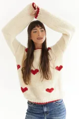 Sweater color crema de lana merino, tejido a mano, con corazones rojos.