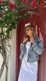 Camisa de denim celeste con apliques de volados en cuello, vista y puños.