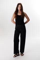 Pantalón de jean blanco de lino strech, corte recto y tiro alto.