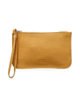 Sobre de cuero color mostaza con cierre superior y correa de mano.