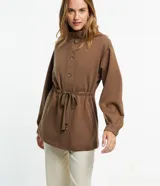 Parka marrón de punto roma con cuello alto, abotonado delantero, mangas largas, lazo en la cintura y bolsillos.