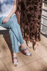 Ballerinas chatitas de cuero degradado en tonos coral y rosa, con puntera de glitter fino y triple tira en el empeine.