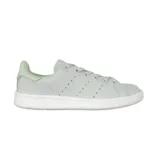 Championes Adidas Stan Smith color verde agua con detalles en verde claro en el talón y suela blanca.
