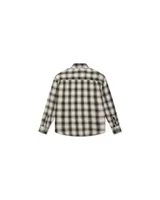 Camisa de franela a cuadros en tonos beige, gris y negro. Tiene cuello clásico, cierre con botones, dos bolsillos con solapa en el pecho y puños abotonados.
