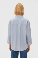 Camisa color marfil de corte holgado con mangas tres cuartos.
