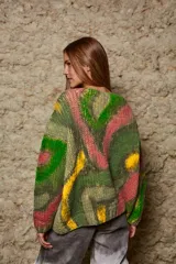 Sweater de lana tejido y pintado a mano en Uruguay, de calce holgado, con cuello a la base y puños.