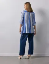 Camisa larga de rayón marca Robert Louis, con estampado a rayas verticales en tonos coral y blanco. Tiene cuello con solapa, abertura central con botones, mangas largas regulables con presilla y botón, y tajos laterales.