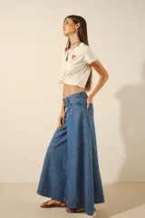 Pantalón de jean celeste de corte palazzo con pierna ancha.