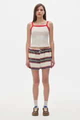 Short de algodón tipo boxer con bolsillos laterales, cintura con elástico y diseño a rayas horizontales en tonos beige, azul, rojo y amarillo.