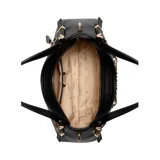 Cartera Guess Lefia Chica color negro con correa de hombro y correa bandolera ajustable y extraíble. El logo de Guess está en la parte delantera.