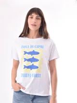 Remera color crudo con estampado de un pez rojo en el frente.