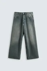 Pantalón de jean azul grisáceo con efecto lavado, corte amplio y tiro alto.