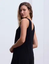 Mono enterizo negro de seda fría, con ruedo asimétrico y corte holgado.