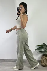Pantalón de jean verde claro, corte ancho, tiro medio y confeccionado en 100% algodón.