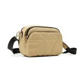 Cartera bandolera color beige con diseño acolchado y correa larga negra regulable.