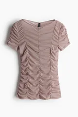 Blusa de malla color rosado con escote redondo y mangas cortas. Presenta costuras fruncidas en el frente y las mangas.