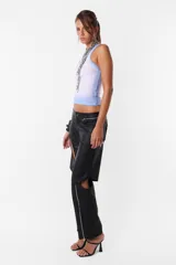Top de morley color lila, con cuello redondo y sisas anchas.