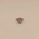 Anillo con base de plata 925 y apliques de oro 9k, con diseño de caduceo en el centro.