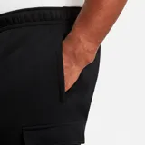 Short negro de corte recto con cintura elástica ajustable con cordón, bolsillos laterales y bolsillo cargo con solapa en la pierna derecha. Logo de Nike bordado en blanco en el lateral.