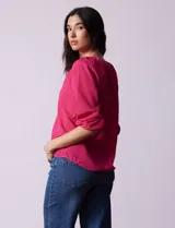 Blusa de gasa estampada marca Sioni, con cuello a la base y escote en V. Tiene mangas 3/4 con terminación fruncida.