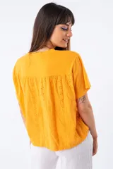 Remera naranja de viscosa con detalle de calado en la espalda.