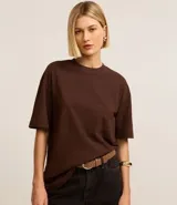 Remera básica femenina color marrón, de corte holgado, con cuello redondo y mangas cortas.